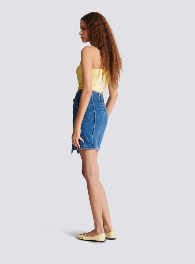 Short denim skirt with belt