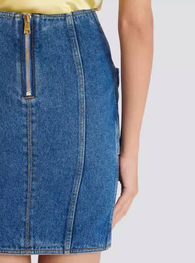 Short denim skirt with belt