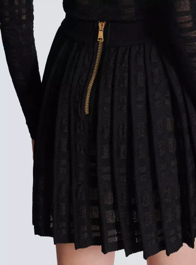Short pleated skirt in plaid knit