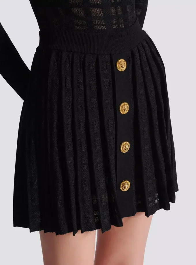Short pleated skirt in plaid knit